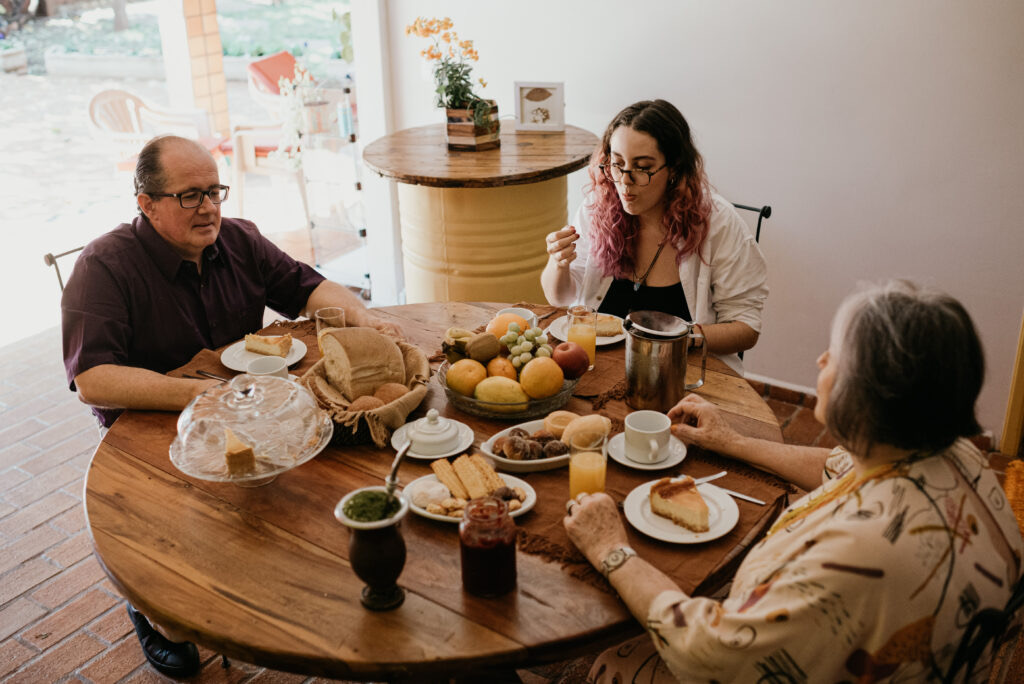 Noemi à mesa com a família